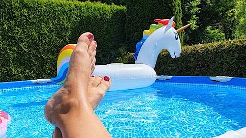 Füße am Pool hochgelegt und Urlaub 2020 im Garten genießen